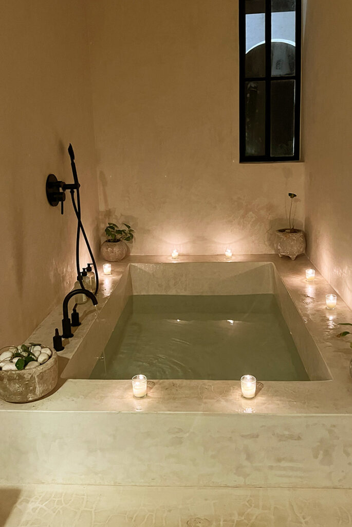 Candle-lit bathtub in the Master bedroom of Design Casa Nautilus, Fósil Apartments.